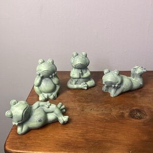 NWT- Absolutely Precious- Set of 4- Green Cement Garden or Yard Frogs 🐸